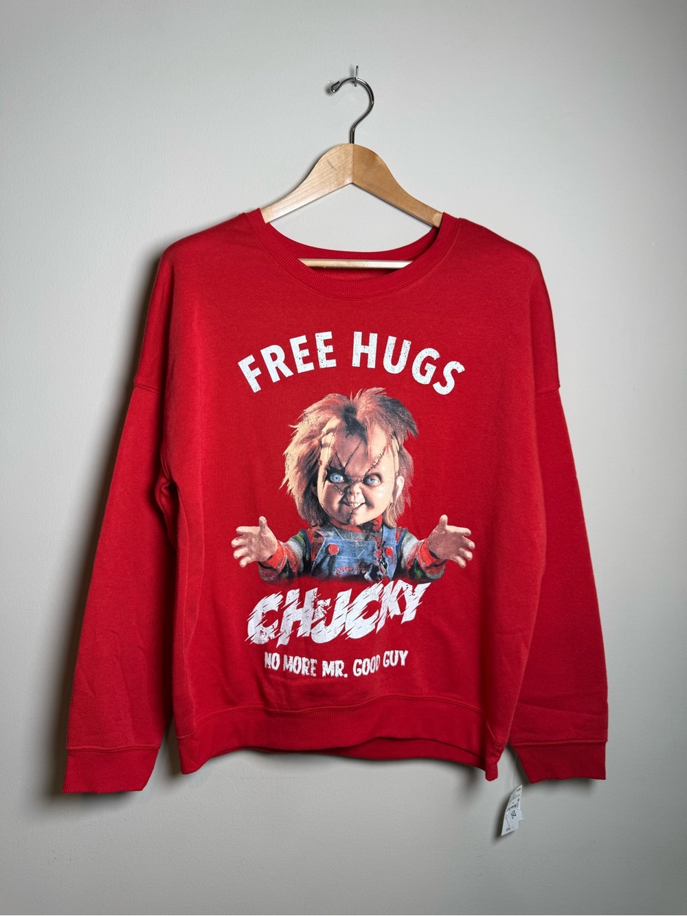 Chucky Free Hugs Graphic Sweatshirt Red Horror Movie Crewneck XL NWT